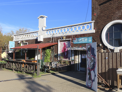 902804 Gezicht op de voorgevel en het terras van dB's café-restaurant (CAB-rondom 100) te Utrecht.